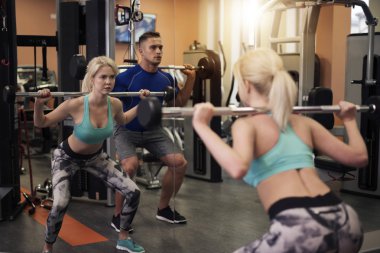 Çift eğitim salonunda