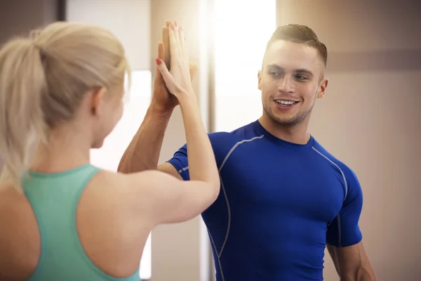 Couple s'entraînant ensemble au gymnase — Photo