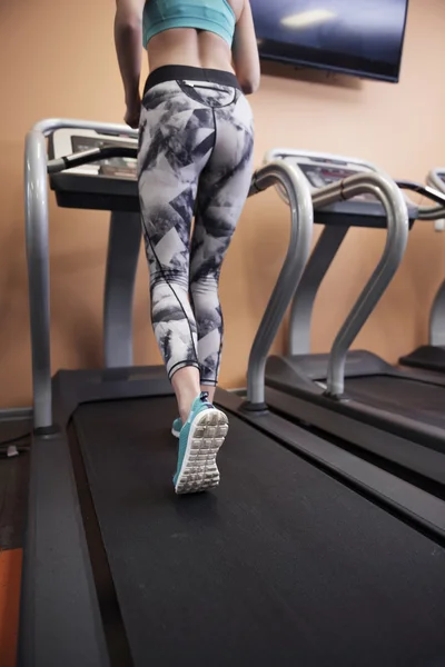 Mujer usando cinta de correr — Foto de Stock