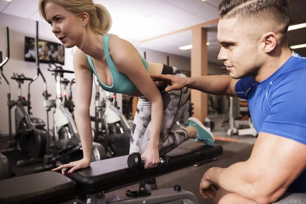 Mujer haciendo ejercicio con instructor — Foto de Stock