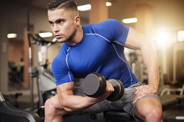 Hombre centrado en el entrenamiento del hombro — Foto de Stock