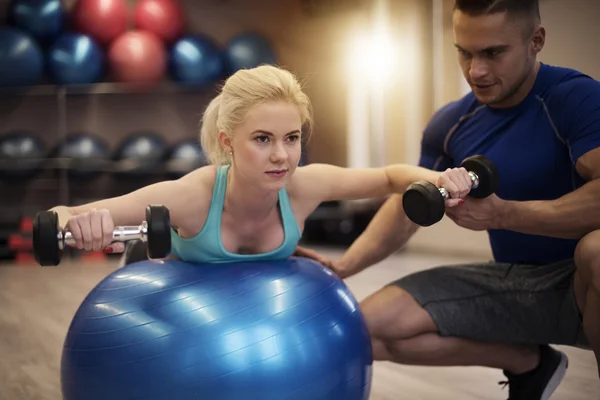 Träna med fitness boll och vikter — Stockfoto