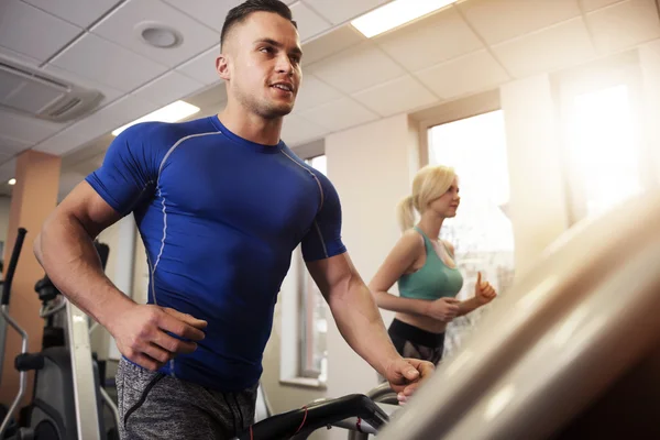 Junges Paar genießt sein Training — Stockfoto