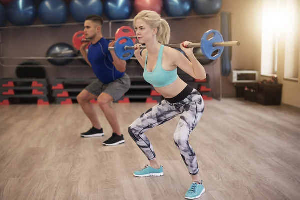 Paar trainiert gemeinsam im Fitnessstudio — Stockfoto