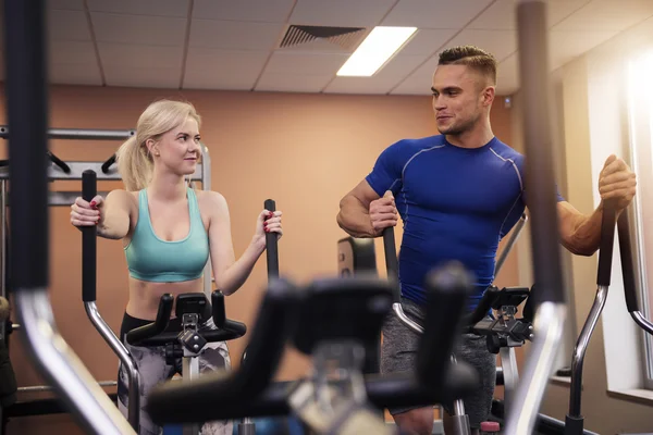 Pareja haciendo ejercicio juntos en el gimnasio — Foto de Stock