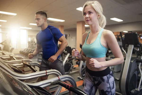 Ejercicio cardiovascular en el gimnasio — Foto de Stock