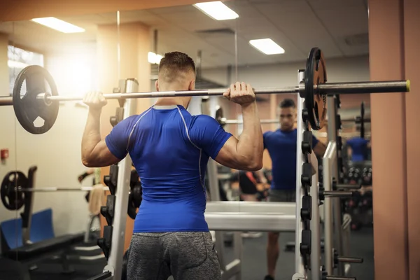 Man aan het werk met barbell — Stockfoto