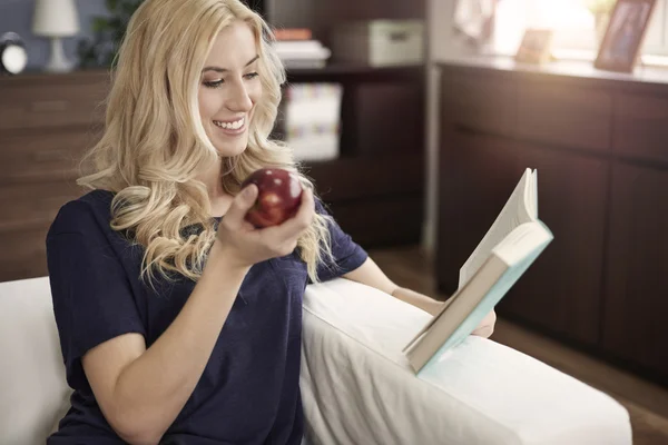 Vrouw ontspannen met gezonde snack — Stockfoto