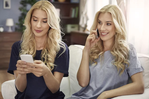 İkizler ile modern akıllı telefonlar — Stok fotoğraf
