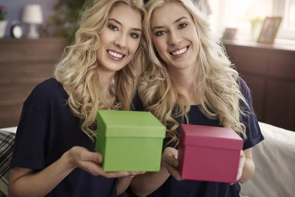 双子がプレゼントの箱を持っています。 — ストック写真