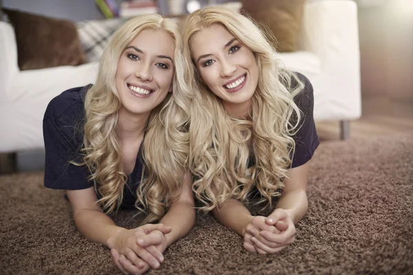 Portrét blonďatá dvojčata — Stock fotografie