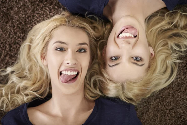 Rostos engraçados de gêmeos — Fotografia de Stock