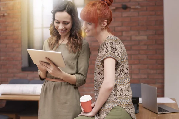 Deux jeunes femmes au bureau — Photo