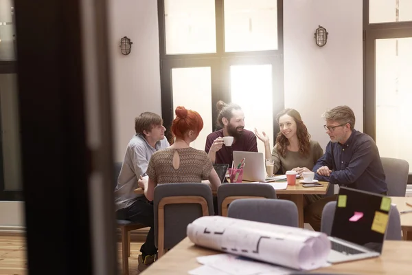 Sala riunioni piena di lavoratori — Foto Stock