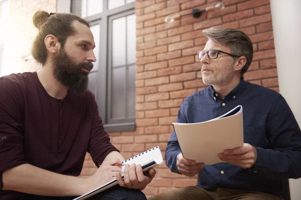 Mannen denken over de nieuwe strategie — Stockfoto