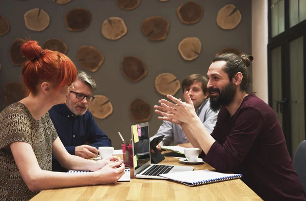 Uomini d'affari che lavorano insieme in ufficio — Foto Stock