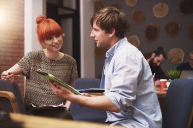 Ofiste çalışmalar sırasında insanlar 