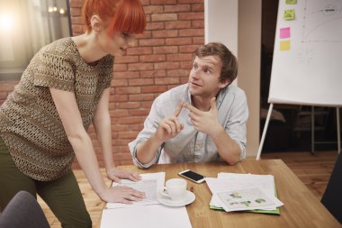 Bir iş çalışan gençler 