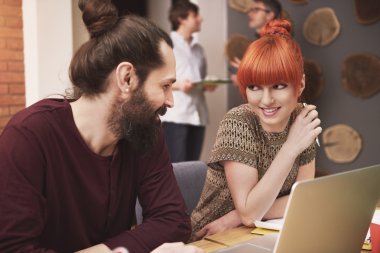 Ofiste iş arkadaşı ile konuşurken