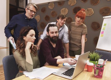 ofiste çalışan iş adamları