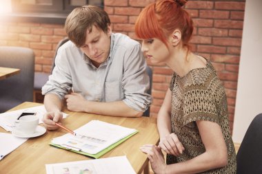 Satış grafiğini analiz iş adamları 