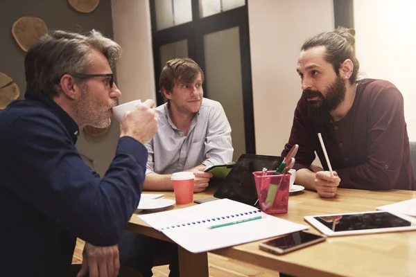 Hommes travaillant sur un nouveau projet — Photo