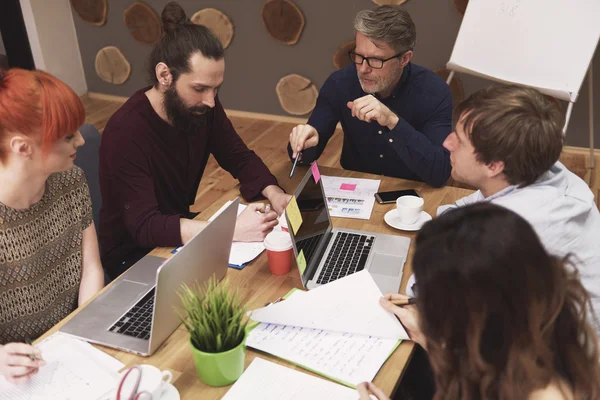 Incontro di uomini d'affari in ufficio — Foto Stock