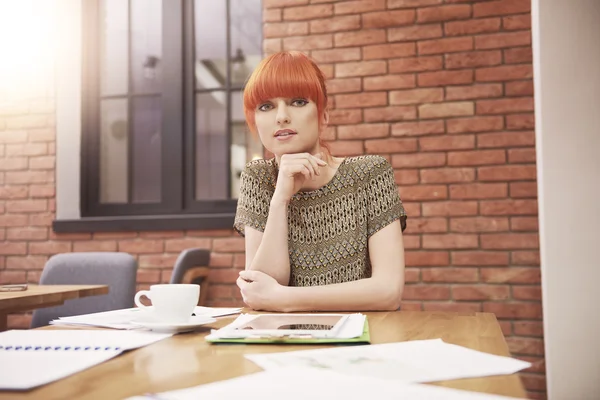 Femme roux au bureau — Photo