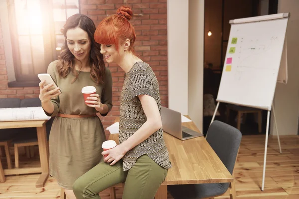 Vrouwen met behulp van mobiele telefoon — Stockfoto