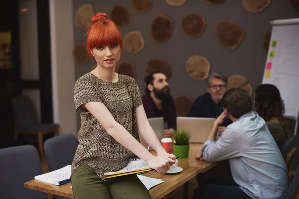 Ingwerfrau im Büro — Stockfoto