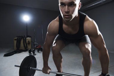 Adam biraz ağırlık kaldırma