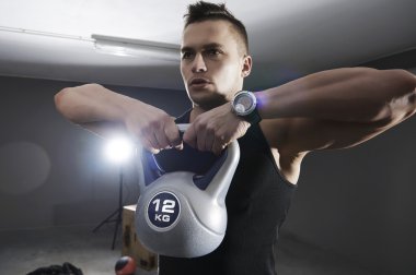 Kettlebell ile egzersiz yapan erkek