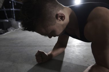 Zor tahta egzersiz yapan erkek 