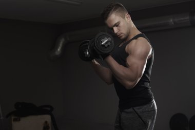 Adam ağırlık kaldırıyor. 