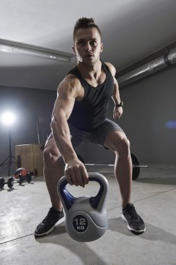 Kettlebell ile egzersiz adam 