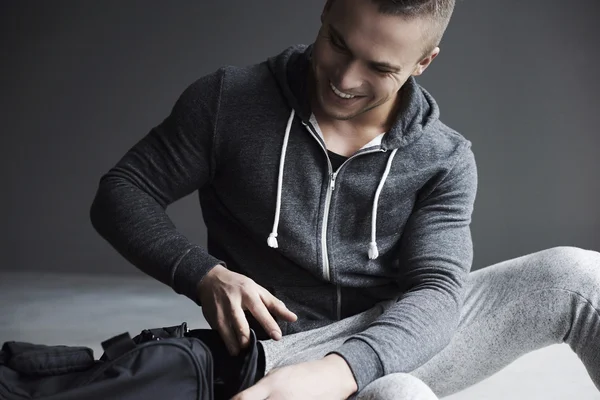 Man packing out before the workout — Stock Photo, Image