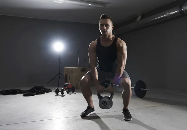 Καλά χτισμένο άνθρωπος άρση kettlebell — Φωτογραφία Αρχείου