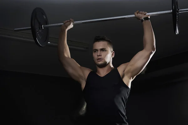 Homem acordando com barbell . — Fotografia de Stock