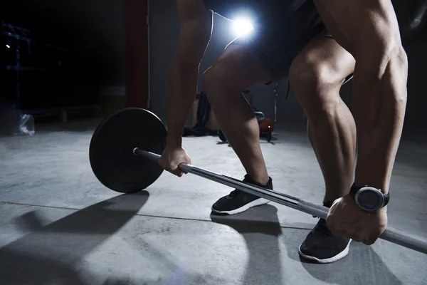 Hombre haciendo ejercicio con barra de pesas — Foto de Stock