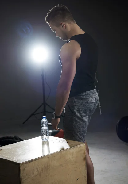 Man during preparation for the exercise — Stock Photo, Image