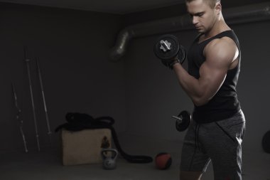 Spor salonunda egzersiz kas adam 