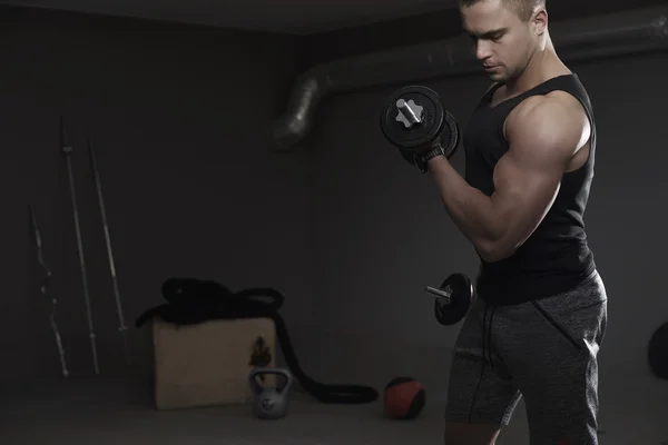 Muscular man working out at the gym — Stock Photo, Image