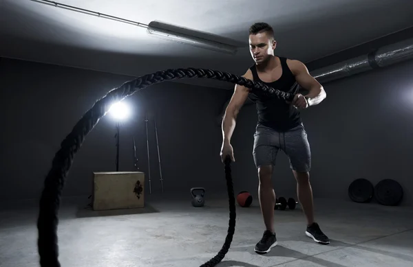 Muž efforting na tréninku crossfit s lany — Stock fotografie