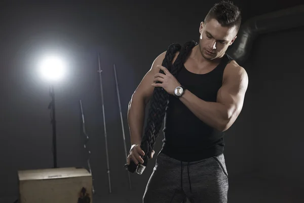 Man die zware sportschool touwen — Stockfoto