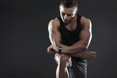 yakışıklı kaslı adam 