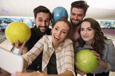 Selfie bowling kulüpte alarak arkadaşlar   