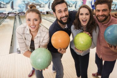 Bowling oyunu oynayan arkadaşlar 