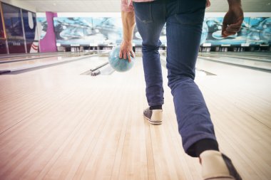 Bowling topu itmek adam 