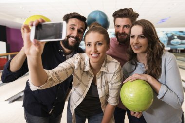 Selfie bowling kulüpte alarak arkadaşlar   