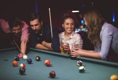 Pool oyunu oynayan arkadaşlar 